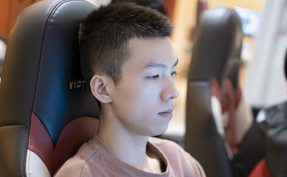 包含Karsa回归赛场，回归赛场首场状态亮眼，TES观众沸腾！的词条